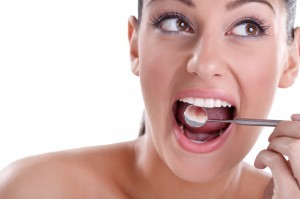 donna con denti bianchi e curati